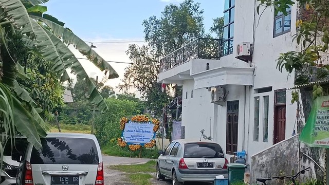 Karangan bunga terpasang di sekitar rumah Lettu Laut (P) Judistira Eka Permady, Gresik, Kamis (8/9/2022). Foto: Farusma Okta Verdian/kumparan