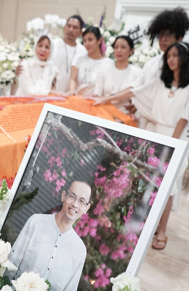 Keluarga almarhum Reza Gunawan saat acara tutup peti di rumah duka Green Heaven Pluit, Jakarta, Kamis (8/9/2022). Foto: Agus Apriyanto