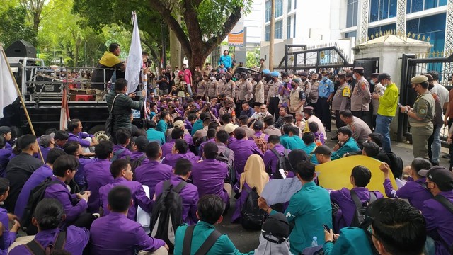 Massa melakukan aksi tolak kenaikan Bahan Bakar Minyak (BBM) di DPRD Sumut, Kamis (8/9/2022). Foto: Rahmat Utomo/kumparan