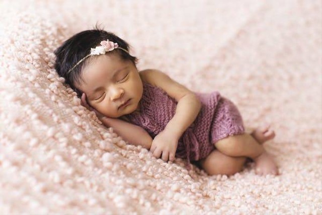 Ilustrasi posisi tidur bayi 0-3 bulan (Sumber: Pexels)