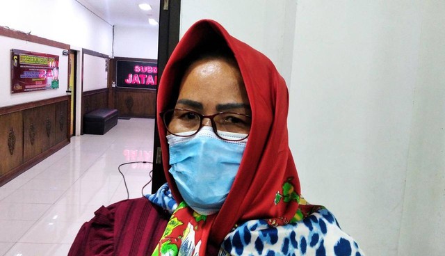 Rohani Simanjuntak, bibi Brigadir Yosua, mengenakan jilbab saat diperiksa Bareskrim Polri. (Foto: Jambikita)