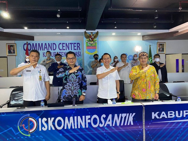 KPID Jabar saat menggelar konferensi pers terkait pelaksanaan Anugerah Penyiaran tahun 2022 di Command Center Kabupaten Bekasi. Foto: Istimewa