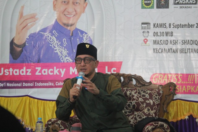 Ustaz Zacky Mirza memberikan ceramah di Masjid Ash-Shadiqin Sungai Ayak I, Kecamatan Belitang Hilir. Foto: Dina Mariana/Hi!Pontianak