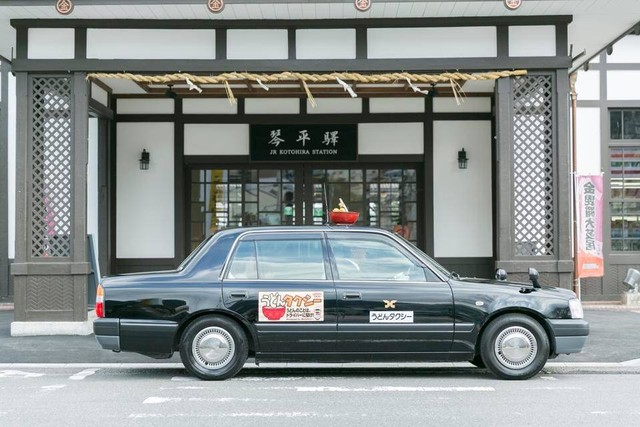 Taksi Udon mudah dikenali dari semangkuk mie di atapnya. Foto: UDON TAXI