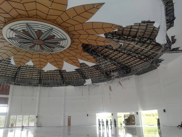 Kondisi terkini Masjid Tanjak Batam yang runtuh plafonnya. (Foto: Juna/batamnews)