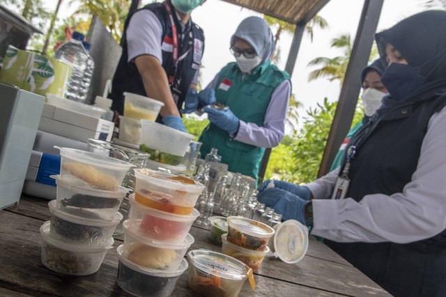 Petugas BPOM melakukan pengujian sampel makanan di Tanjungpandan, Belitung, Kepulauan Bangka Belitung, Kamis (8/9/2022). Foto: Muhammad Adimaja/Antara Foto