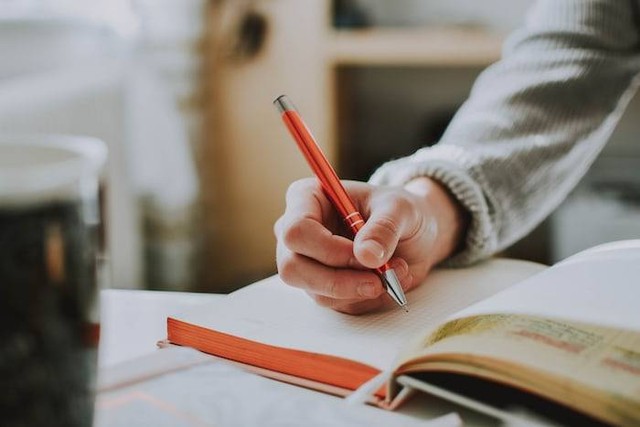 Ilustrasi Jawaban TTS: Aturan atau Perbuatan yang Dilakukan Sejak Dulu Kala. Foto: dok. lilartsy (Unsplash.com)