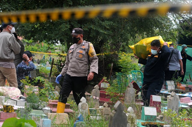 Sejumlah anggota tim forensik meninggalkan lokasi usai melakukan autopsi menyeluruh pada jenazah AM santri Pondok Modern Darussalam Gontor 1 di TPU Sei Selayur Kalidoni Palembang, Sumsel. Kamis (8/9/2022). Foto: Feny Selly/ANTARA FOTO