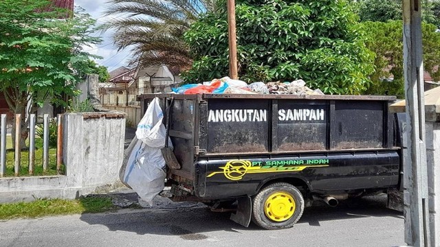 Operator pengangkut sampah di pemukiman masyarakat Pekanbaru (Laras Olivia/Selasar Riau)