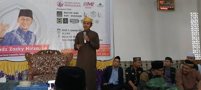 Ustaz Hendriawan Sidik, Leader Lapangan Komunitas Riau Indonesia Mengaji, menjelaskan tentang program wakaf mushaf Al-Quran. Foto: Dina Mariana/Hi!Pontianak