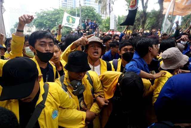 Aksi saling dorong antara mahasiswa dan polisi saat demo tolak kenaikan BBM di kawasan Patung Kuda, Jakarta pada Kamis (8/9/2022). Foto: Iqbal Firdaus/kumparan