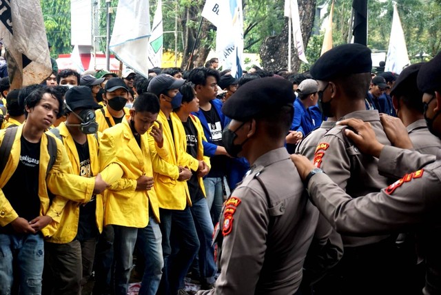 Aksi saling dorong antara mahasiswa dan polisi saat demo tolak kenaikan BBM di kawasan Patung Kuda, Jakarta pada Kamis (8/9/2022). Foto: Iqbal Firdaus/kumparan