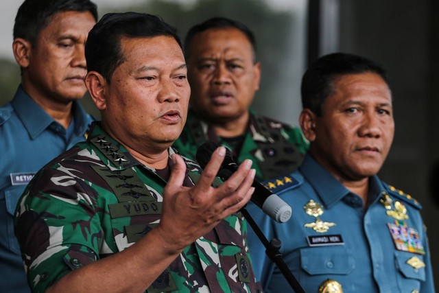 Kepala Staf Angkatan Laut (KSAL) Laksamana TNI Yudo Margono memberikan keterangan pers terkait Pesawat Bonanza TNI AL yang ditemukan, di Mabesal, Cilangkap, Jakarta, Kamis (8/9/2022). Foto: Asprilla Dwi Adha/ANTARA FOTO