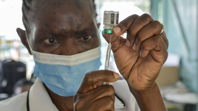 Seorang pekerja medis mempersiapkan vaksin malaria untuk seorang anak di sebuah rumah sakit di Yala, Kenya, pada Oktober 2021