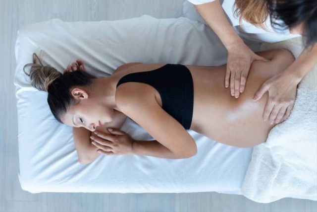 Ilustrasi cara pijat perineum (Sumber: Pexels)