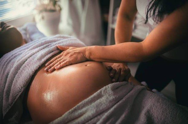 Ilustrasi cara pijat perineum (Sumber: Pexels)