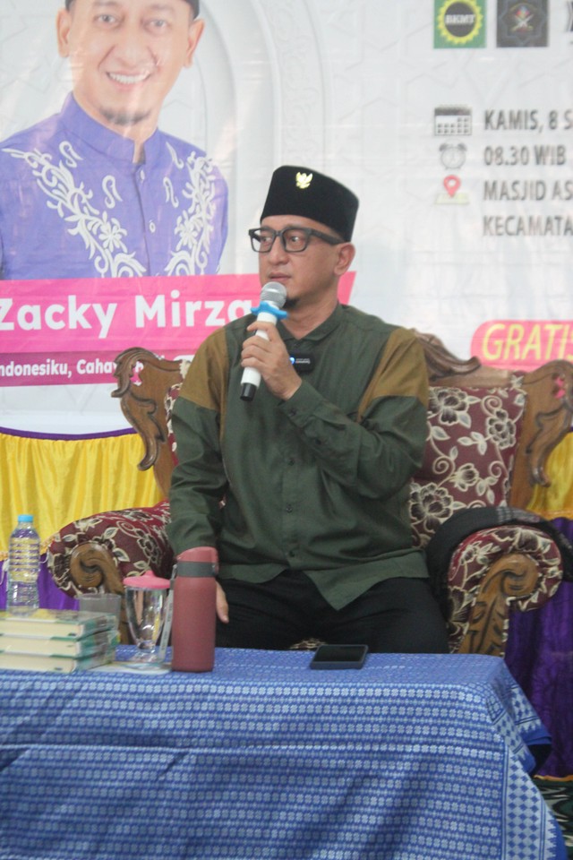 Ustaz Zacky Mirza memberikan ceramah. Foto: Dina Mariana/Hi!Pontianak