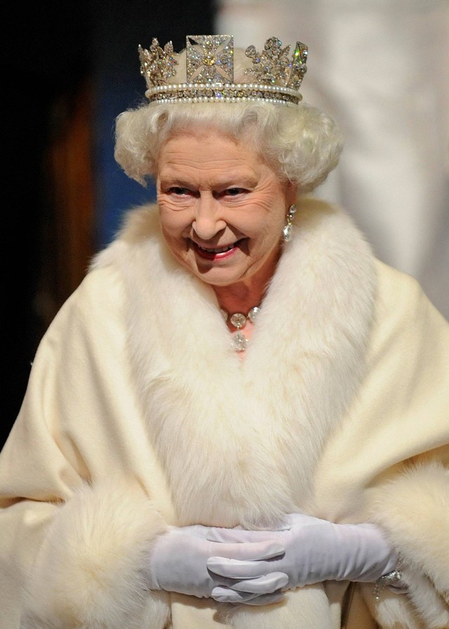 Ratu Inggris Elizabeth II meninggalkan Gedung Parlemen setelah upacara Pembukaan Parlemen tahunan di London, pada 18 November 2009. Foto: TOBY MELVILLE/POOL/AFP