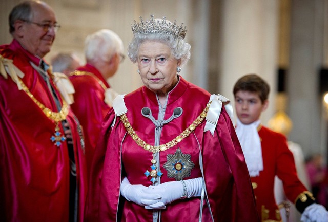 Ratu Elizabeth II menghadiri kebaktian untuk Ordo Kerajaan Inggris di Katedral St Paul di London, Inggris, pada 7 Maret 2012. Foto: Geoff Pugh/WPA Pool/Getty Images