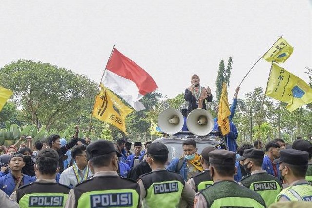 Aksi mahasiswa PMII di pintu masuk halaman kantor Pemerintah Kabupaten (Pemkab) Tegal. (Panji P Adhi/PanturaPost)