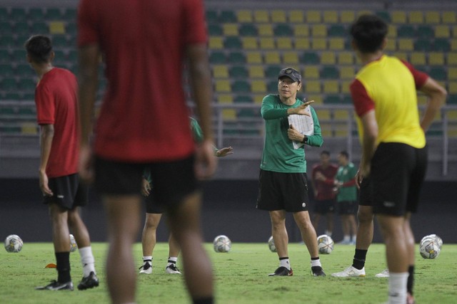 Pelatih Timnas U-19 Shin Tae-yong (kedua kanan) memberikan instruksi saat memimpin latihan di Stadion Gelora Bung Tomo, Surabaya, Jawa Timur, Kamis (8/9/2022). Foto: Moch Asim/Antara Foto