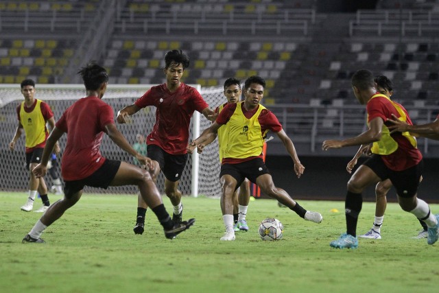 Sejumlah pemain Timnas U-19 mengikuti latihan di Stadion Gelora Bung Tomo, Surabaya, Jawa Timur, Kamis (8/9/2022). Foto: Moch Asim/Antara Foto