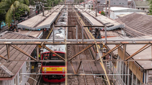 Cara ke DBS Bank Tower Naik Kereta, Foto: Unsplash/FahrulRazi