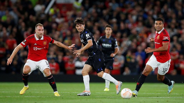 Pemain Real Sociedad David Silva duel dengan pemain Manchester United Christian Eriksen dan Casemiro saat pertandingan di Old Trafford, Manchester, Inggris, Kamis (8/9/2022). Foto: Craig Brough/Reuters