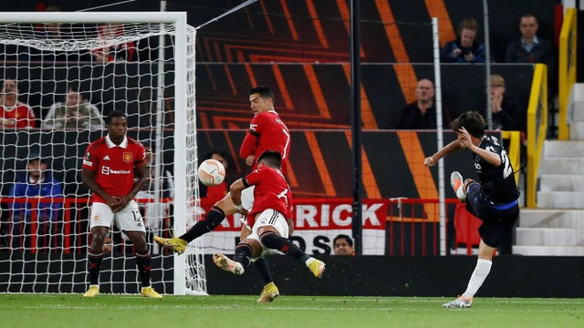 Pemain Manchester United Lisandro Martinez melakukan tendangan penalti saat pertandingan di Old Trafford, Manchester, Inggris, Kamis (8/9/2022). Foto: Craig Brough/Reuters