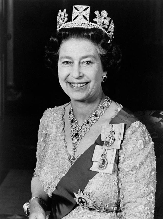 Potret resmi yang dirilis pada Juni 1987 dan diambil di Istana Buckingham menunjukkan Ratu Elizabeth II dari Inggris, mengenakan gaun emas dengan mahkota awal abad ke-19 yang dibuat untuk George IV. Foto: AFP