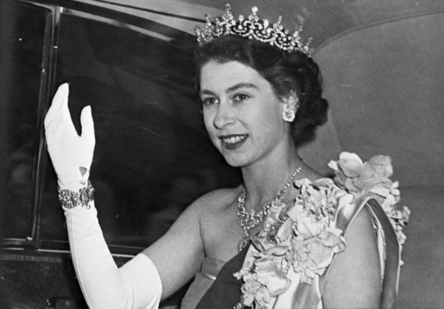 Putri Elizabeth dari Inggris Raya, calon Ratu, melambai kepada orang-orang sambil mengenakan mahkota berlian pada 7 Juni 1951. Foto: AFP