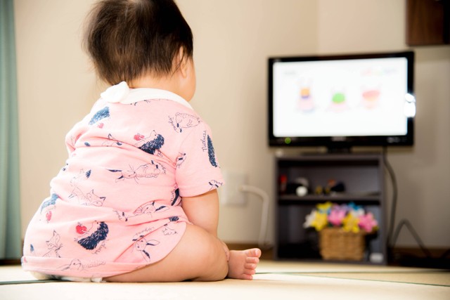 Ilustrasi bayi menonton TV. Foto: Shinya nakamura/Shutterstock