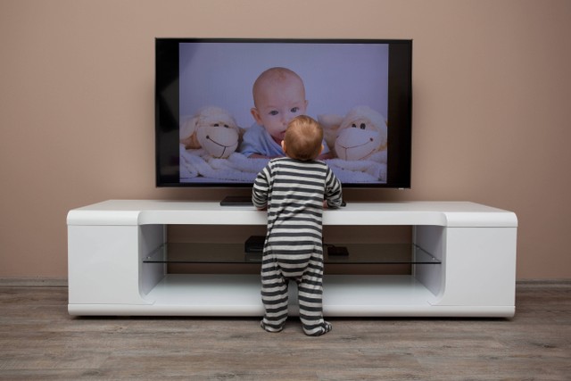 Ilustrasi bayi menonton TV. Foto: Frantisek Czanner/Shutterstock
