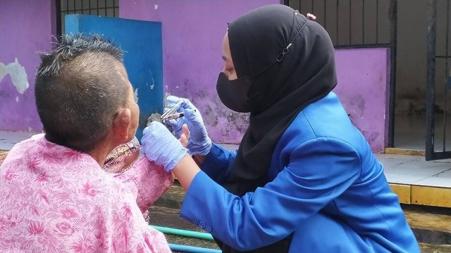 Salah satu kegiatan praktik hidup bersih dengan melakukan pemotongan kuku (Sumber : Humas Unmuh Jember).