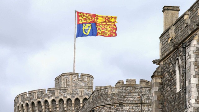 Bendera Royal Standard of the United Kingdom. Foto: AFP PHOTO/POOL/CHRIS JACKSON