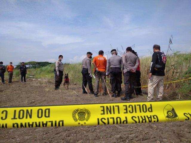 Kapolrestabes Semarang Kombes Pol Irwan Anwar saat menunjukan plat motor diduga milik ASN Bapenda Semarang yang hilang. Foto: Intan Alliva Khansa/kumparan