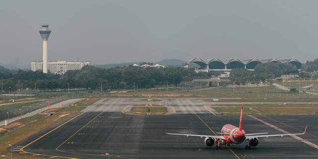 Air Asia Terminal Berapa di Soetta, Foto: Unspalsh/Muhammad Faiz Zulkeflee