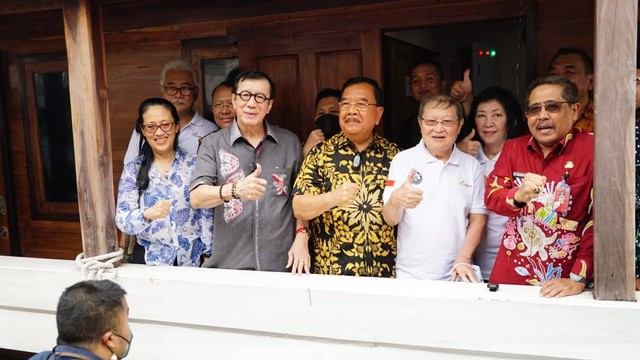 Yasonna Laoly bersama dr. Lie Dharmawan, stakeholder Yayasan Dokter Peduli (doctorSHARE), dan Bupati Kepulauan Seribu. (Foto:Rangga/Kemenkumham)