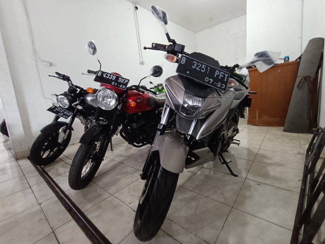 Tampilan Depan Motor GSX 150 Series Naked Bike di Showroom Motor Bekas  Foto: Rizki Fajar Novanto/kumparan