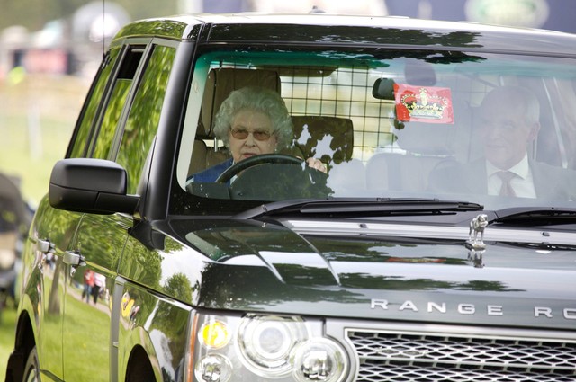 Ratu Elizabeth Mengemudi mobil. Foto: Anna Jurkovska/Shutterstock