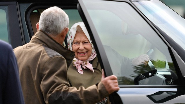 Ratu Inggris Elizabeth II (2L) keluar dari mobil Range Rover-nya setelah mengemudi untuk menghadiri Royal Windsor Horse Show tahunan di Windsor, barat London, pada 10 Mei 2019. Foto: Daniel Leal/AFP