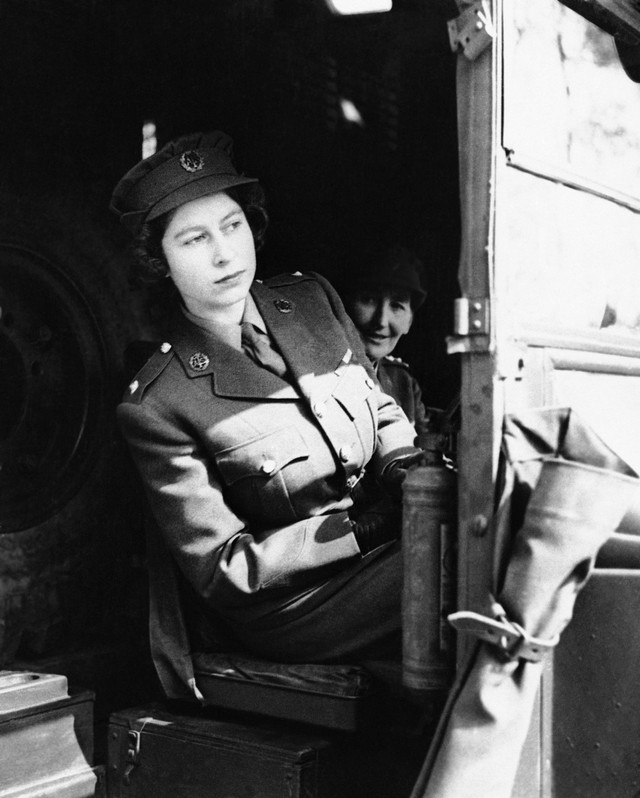 Putri Elizabeth duduk di kemudi ambulans pada April 1945. Dia telah menjalani kursus instruksi mengemudi di A.T.S. Center menjadi petugas. Foto: AP Photo