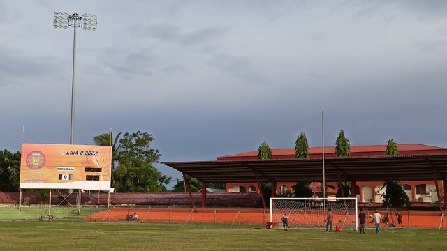 Pekerja memperbaiki fasilitas Stadion H Dimurthala yang rusak usai insiden Senin malam lalu untuk persiapan menjelang laga Persiraja vs PSKC Cimahi dalam lanjutan Liga 2 2022/23. Foto: Husaini Ende/acehkini