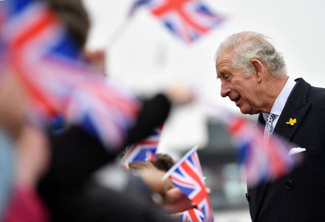 Pangeran Charles Inggris menyapa masyarakat selama kunjungannya ke Southend di luar Dermaga, Inggris timur, Sabtu (12/3/2022). Foto: Justin Tallis/AFP