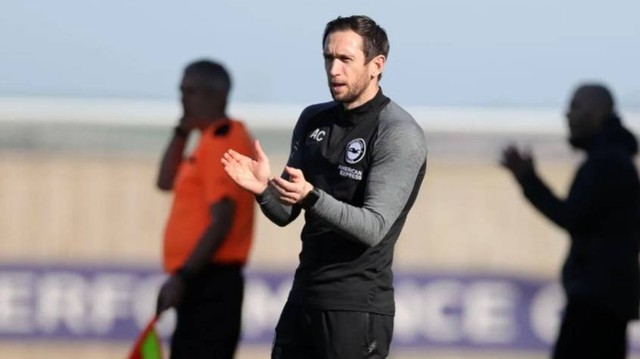 Andrew Crofts, pelatih interim Brighton & Hove Albion. Foto: brightonandhovealbion.com/