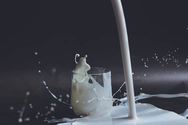 Susu yang dihasilkan melalui fermentasi. Sumber: unsplash.com