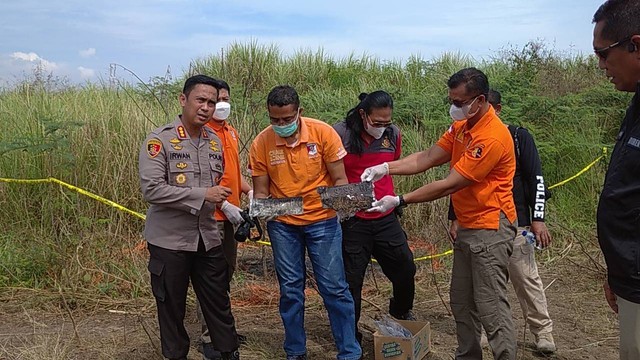 Kapolrestabes Semarang Kombes Pol Irwan Anwar menunjukan pisau dan pelat nomor motor yang ditemukan di lokasi mayat terbakar di kawasan Marina Semarang. Foto: Intan Alliva Khansa/kumparan