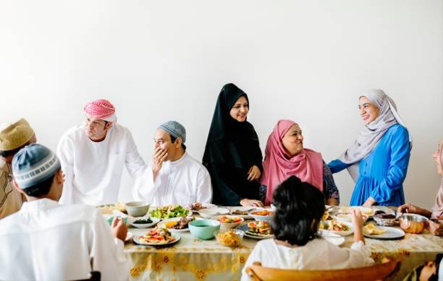 Makan bersama adalah salah satu cara mempererat tali silaturahmi. Sumber Gambar : istockphoto.com