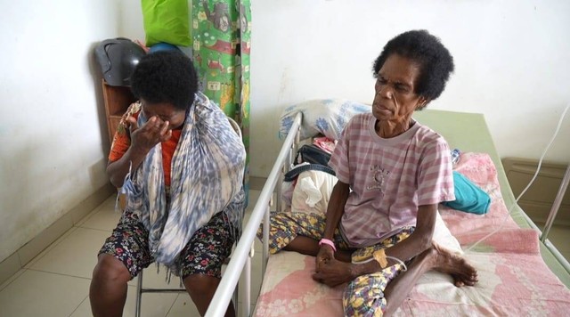 Tampak seorang pasien menangis terharu ketika Penjabat Bupati Sorong melantunkan doa buat pasien di RSUD Kabupaten Sorong.