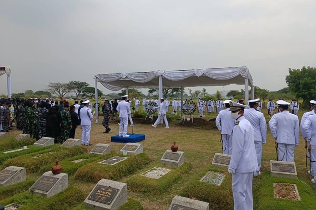 Suasana pemakaman pilot Lettu Laut (P) Judistira Eka Permady dan kopilot Letda Laut (P) Dendy Kresna Bhakti di Taman Makam Bahagia, Sedati, Sidoarjo, Jumat (9/9/2022). Foto: Farusma Okta Verdian/kumparan